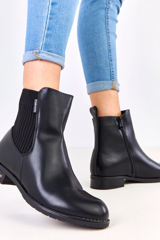 Mustad saapad lamealusel elastse...