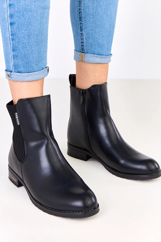 Mustad saapad lamealusel elastse...