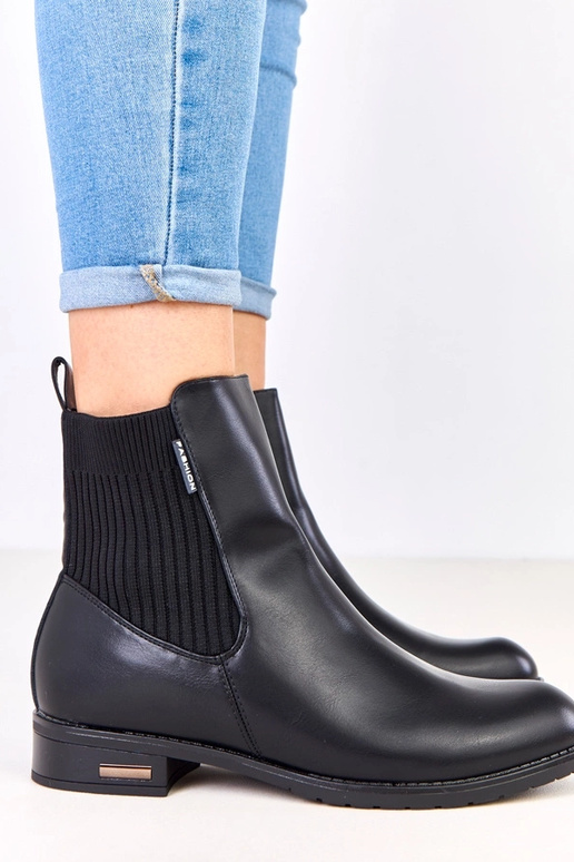 Mustad saapad lamealusel elastse...