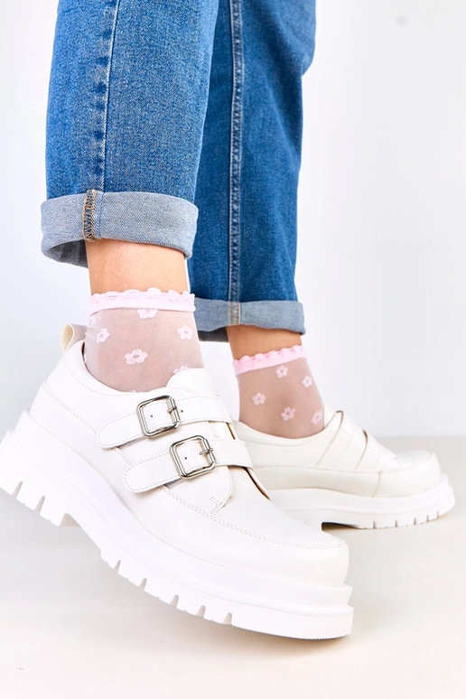 Valged poolsaapad massiivse tallaga,...