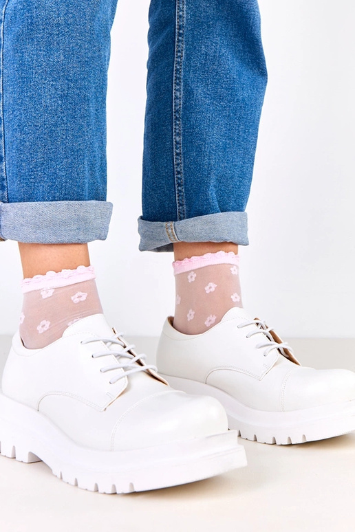 Valged poolsaapad reljeefse tallaga,...