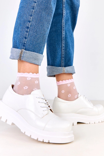 Valged poolsaapad reljeefse... 2