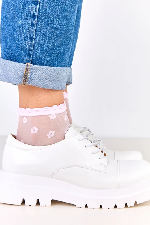 Valged poolsaapad reljeefse tallaga,...