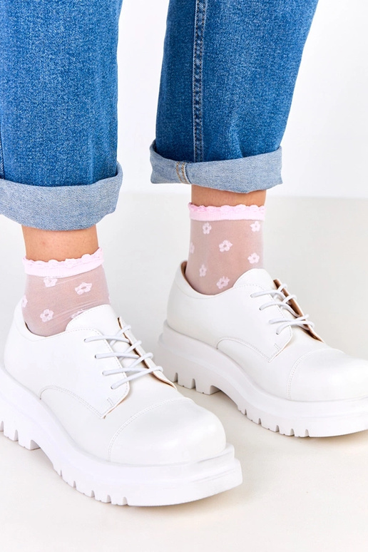 Valged poolsaapad reljeefse tallaga,...