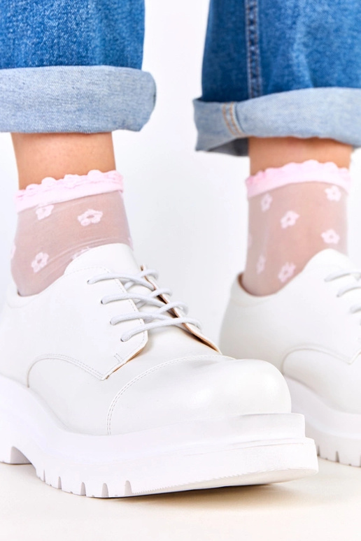 Valged poolsaapad reljeefse tallaga,...