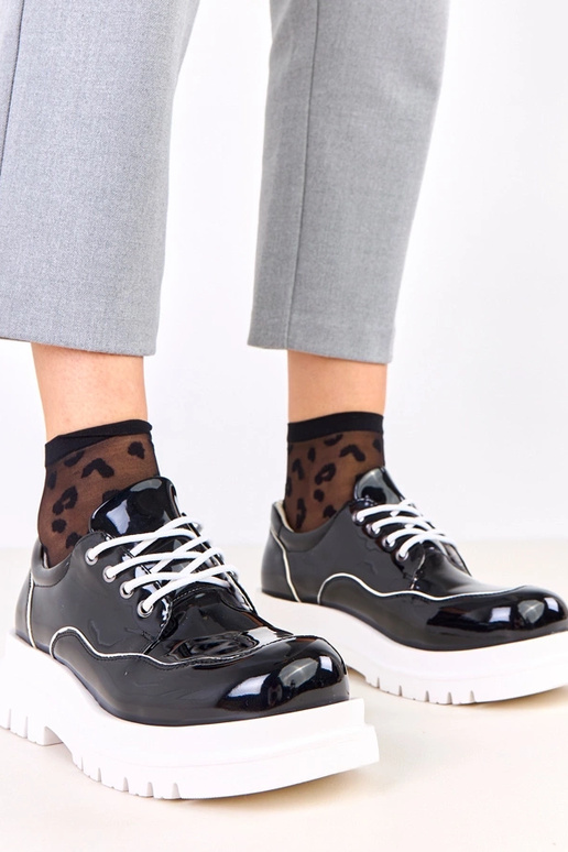 Mustad poolsaapad massiivsel taldal...