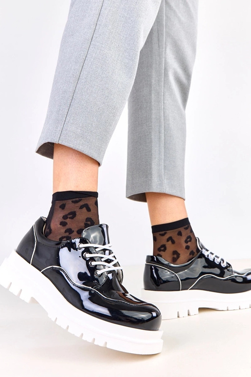 Mustad poolsaapad massiivsel taldal...