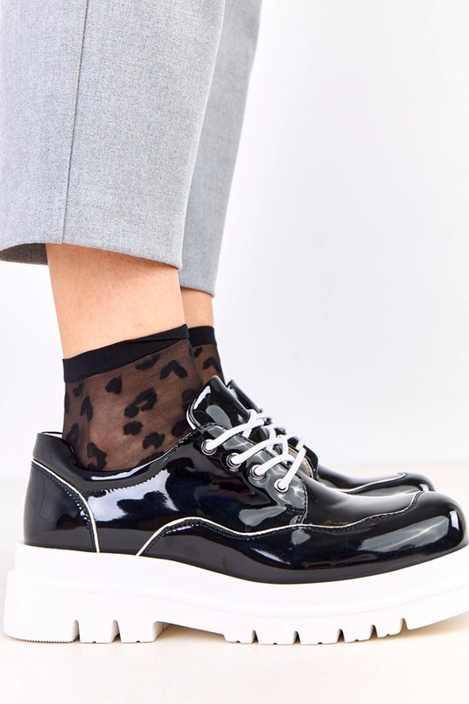 Mustad poolsaapad massiivsel taldal...