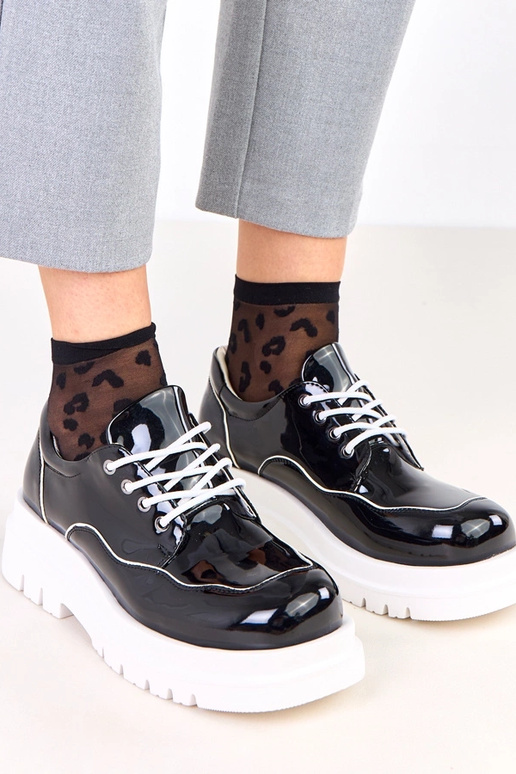 Mustad poolsaapad massiivsel taldal...