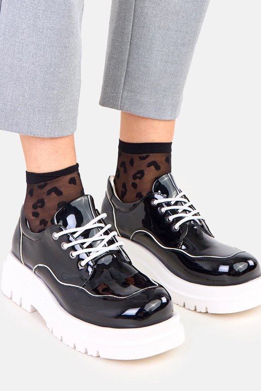 Mustad poolsaapad massiivsel taldal...