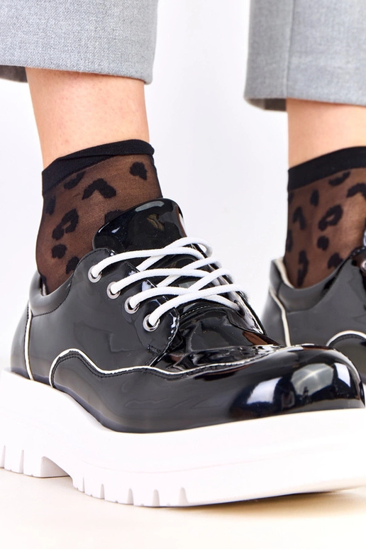 Mustad poolsaapad massiivsel taldal...