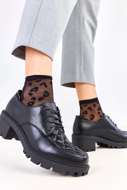 Mustad poolsaapad tikitud sisetükiga...