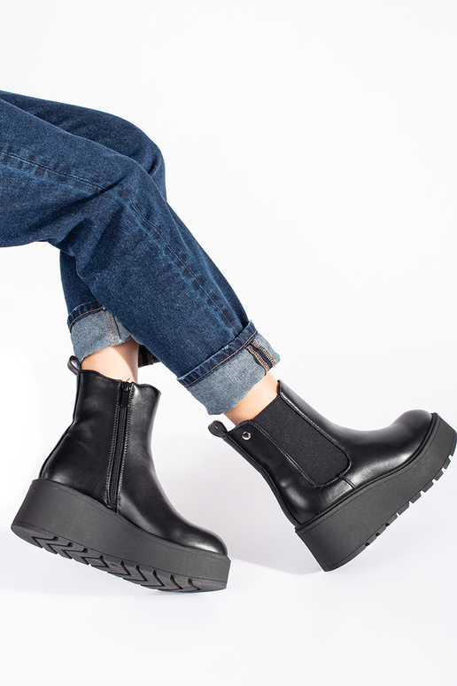 msuud Pealiste saapad kiilu peal