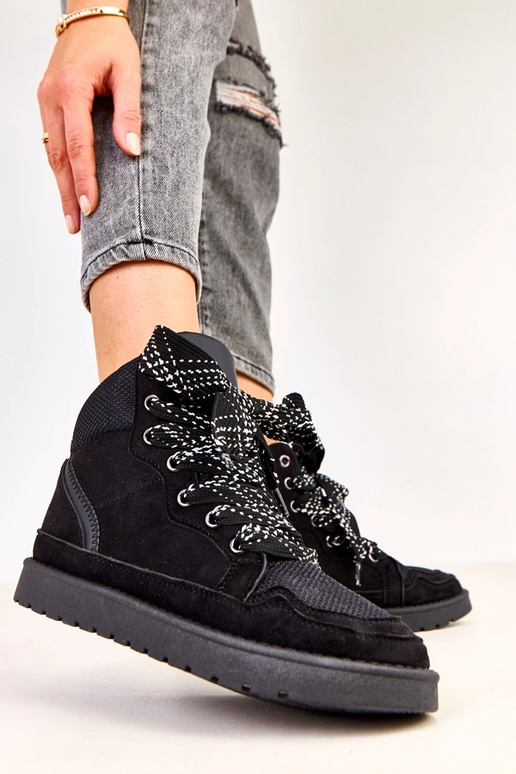 Mustad kõrged sportlikud saapad...