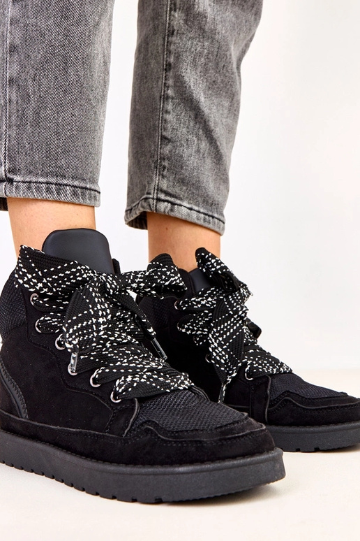 Mustad kõrged sportlikud saapad...