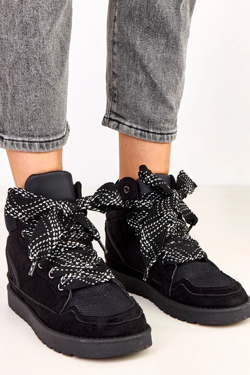 Mustad kõrged sportlikud saapad...