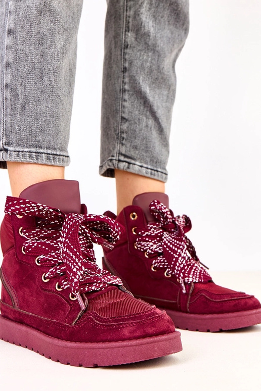 Kliivise tumepunased spordijalatsid...