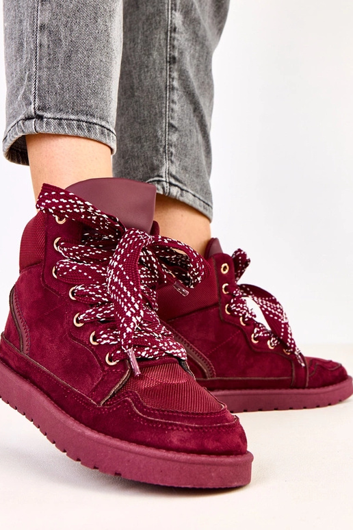 Kliivise tumepunased spordijalatsid...