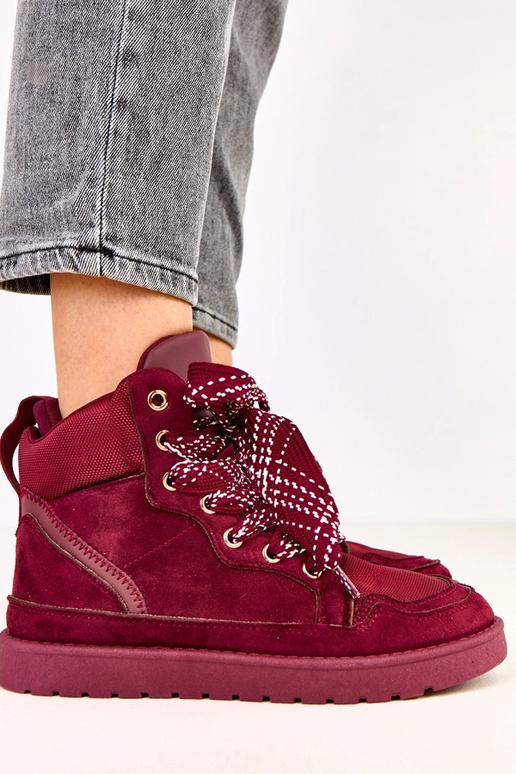 Kliivise tumepunased spordijalatsid...