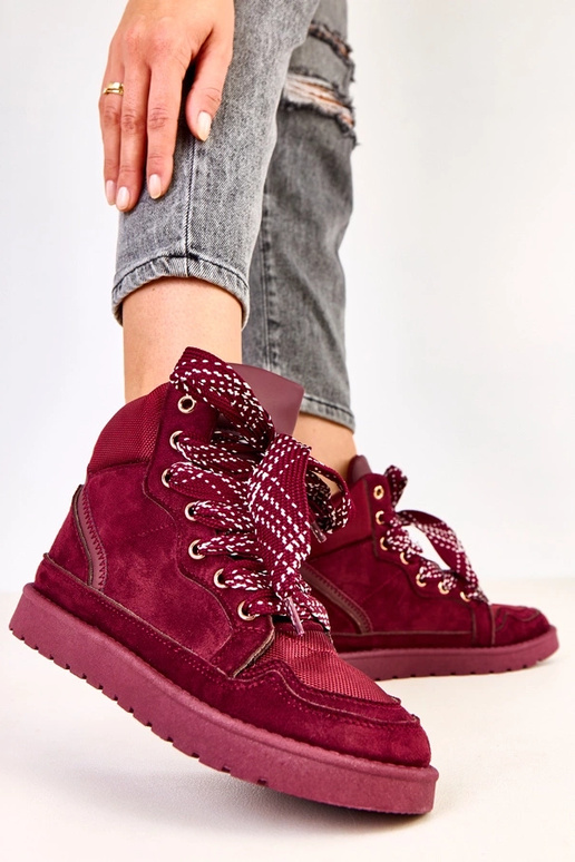 Kliivise tumepunased spordijalatsid...