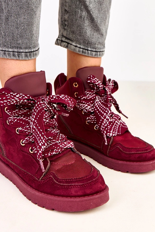 Kliivise tumepunased spordijalatsid...