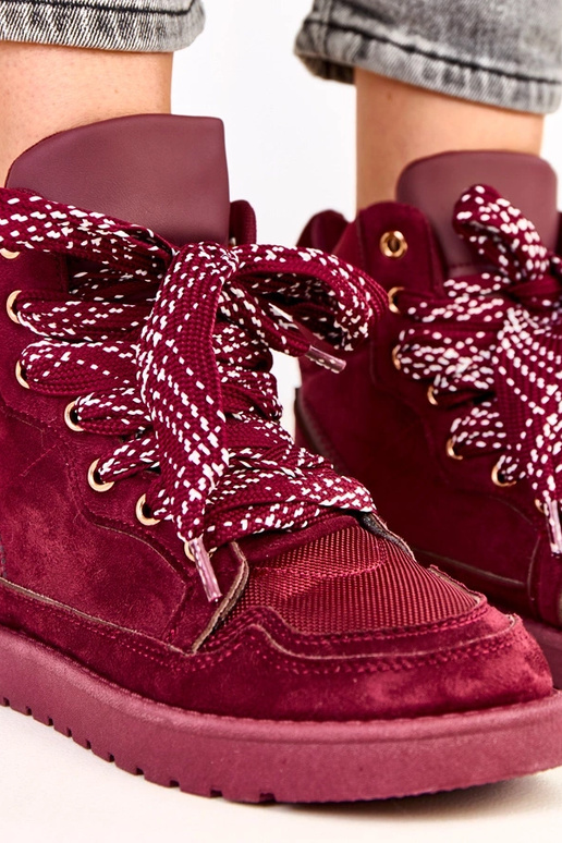 Kliivise tumepunased spordijalatsid...