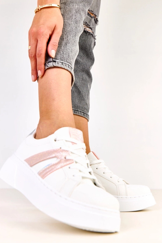 Jeromi valged spordijalatsid...