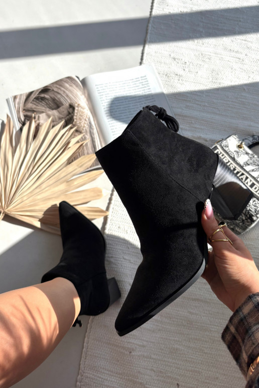 Halisse mustad saapad stiilsete detailidega