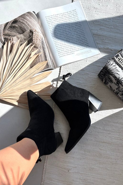 Halisse mustad saapad stiilsete detailidega