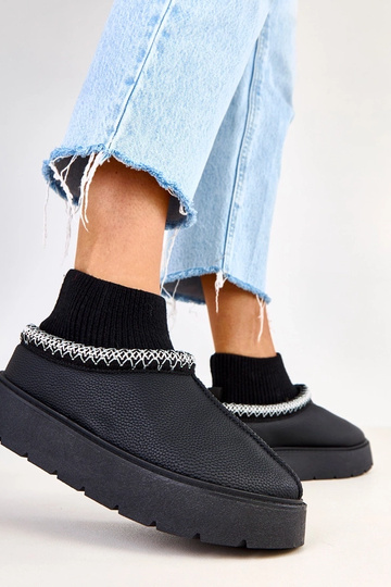 Mustad lume saapad sokki...