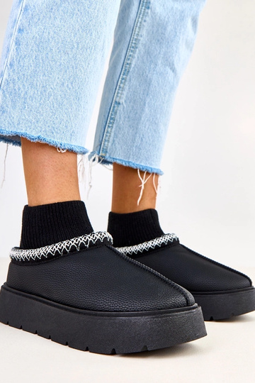 Mustad lume saapad sokki... 2