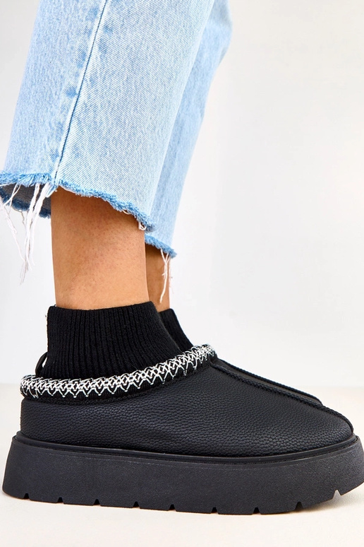 Mustad lume saapad sokki kujulise...