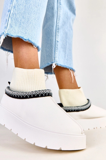 Valged lume saapad sokki...