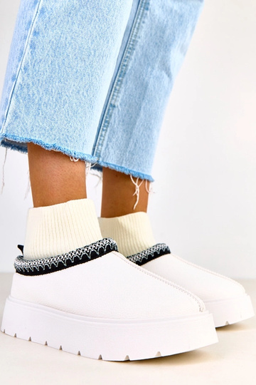 Valged lume saapad sokki... 2