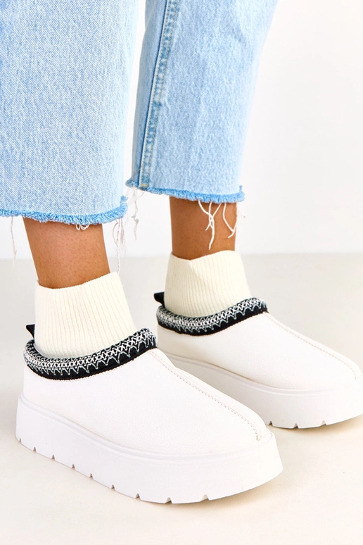 Valged lume saapad sokki kujulise...