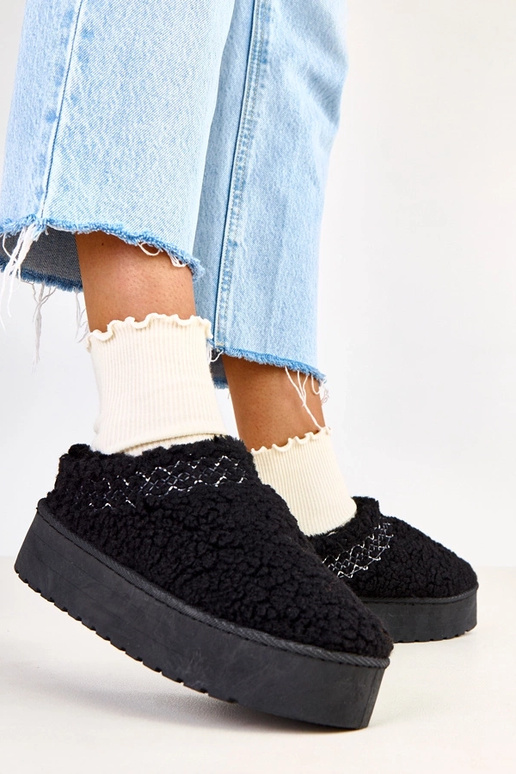 Mustad madalad lume saapad platvormil...