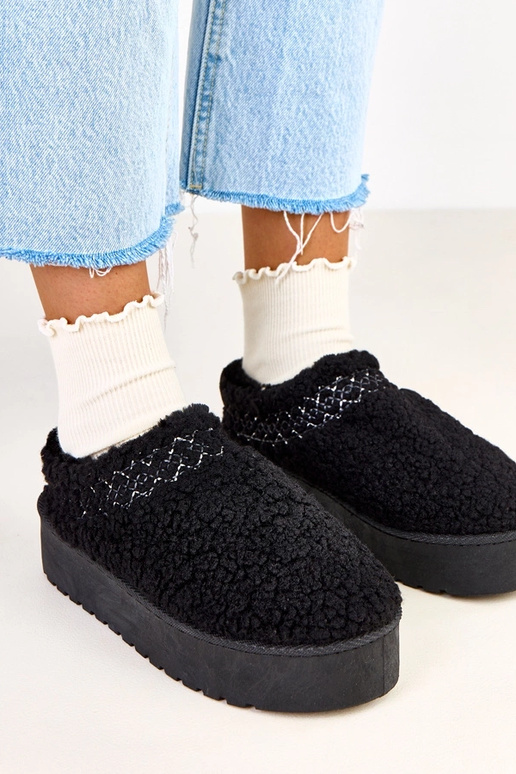 Mustad madalad lume saapad platvormil...