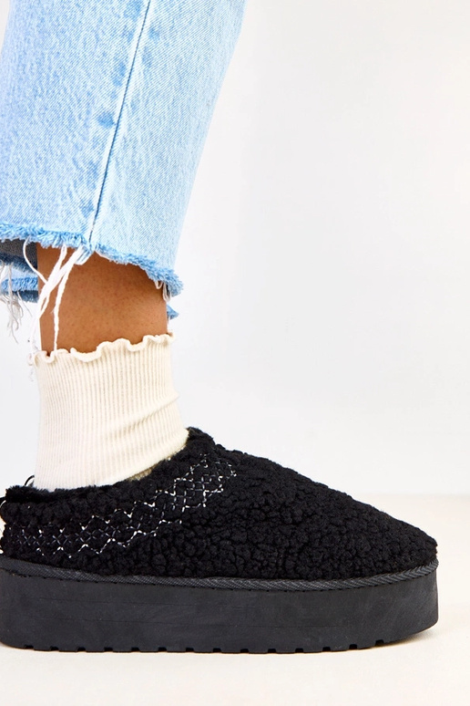 Mustad madalad lume saapad platvormil...