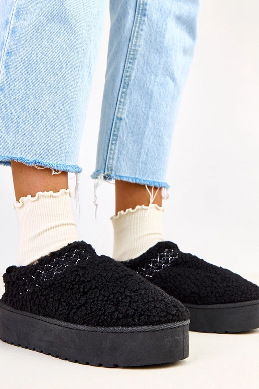 Mustad madalad lume saapad platvormil...