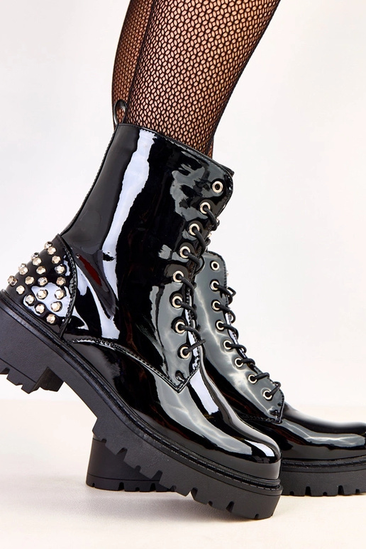 Mustad lakitud saapad sädelevate...