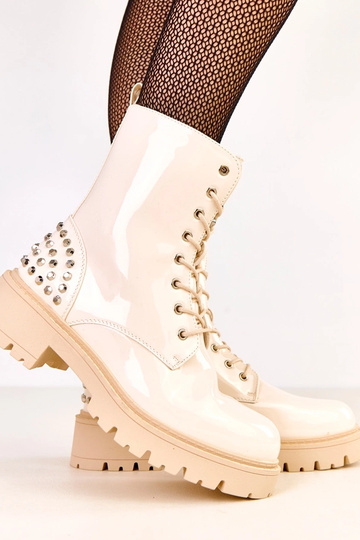 Liivakarva lakitud saapad...