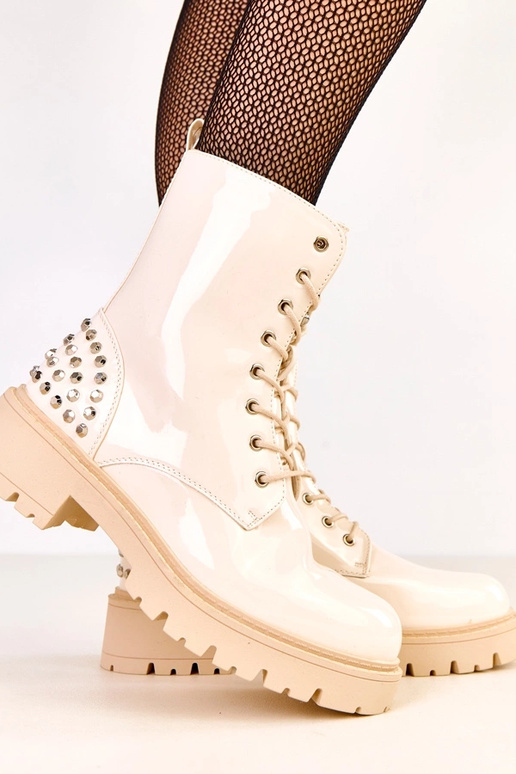 Liivakarva lakitud saapad sädelevate...