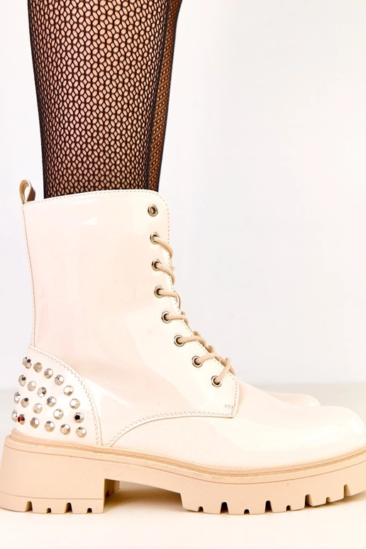 Liivakarva lakitud saapad sädelevate...