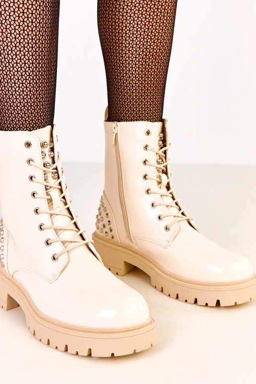 Liivakarva lakitud saapad sädelevate...