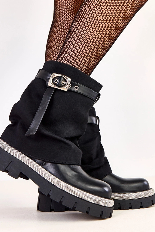 Mustad saapad avatud säärega ja...