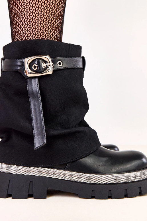 Mustad saapad avatud säärega ja...