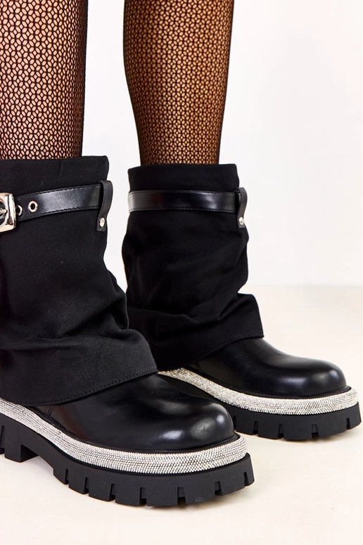 Mustad saapad avatud säärega ja...