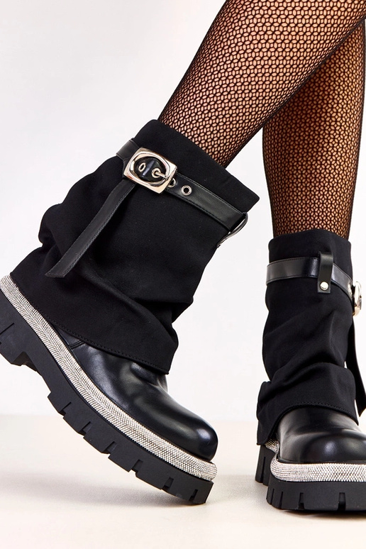 Mustad saapad avatud säärega ja...