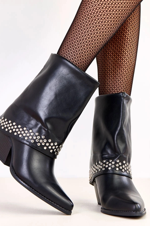 Mustad cowboy saapad allakäinud...