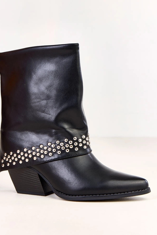 Mustad cowboy saapad allakäinud...